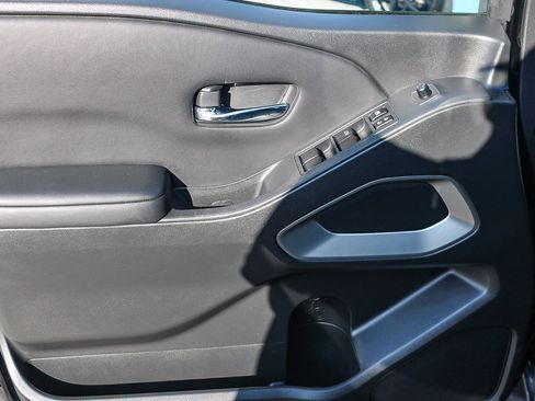 Used 2024 Nissan Frontier SV image 21