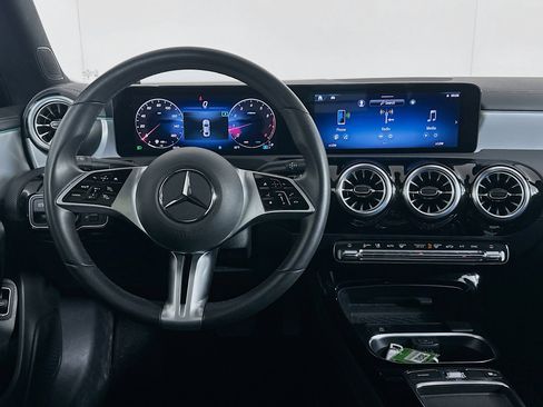 Used 2025 Mercedes-Benz CLA 250 image 18