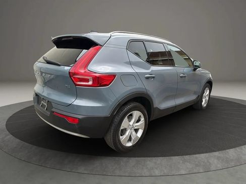Used 2021 Volvo XC40 T4 Momentum FWD image 5