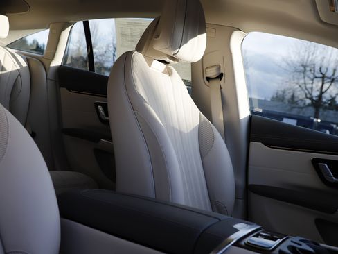 Used 2022 Mercedes-Benz EQS 580 4MATIC Sedan image 12