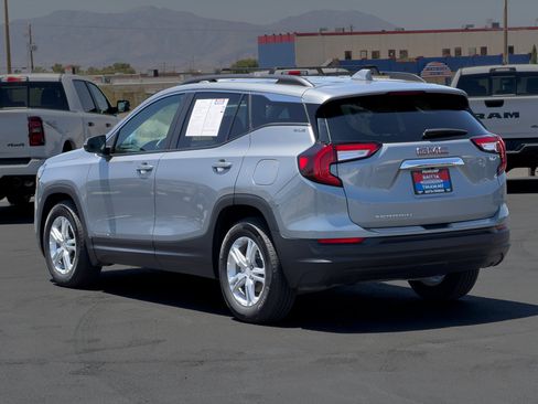 Used 2024 GMC Terrain SLE w/ Driver Convenience Package FWD image 3
