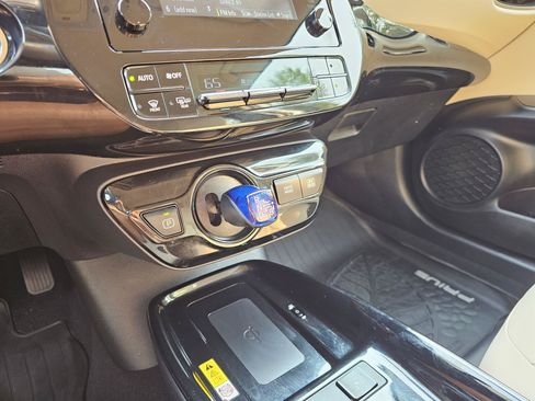 Used 2019 Toyota Prius XLE AWD/4WD image 28