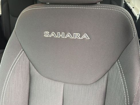 Used 2017 Jeep Wrangler Unlimited Sahara w/ Connectivity Group AWD/4WD image 15