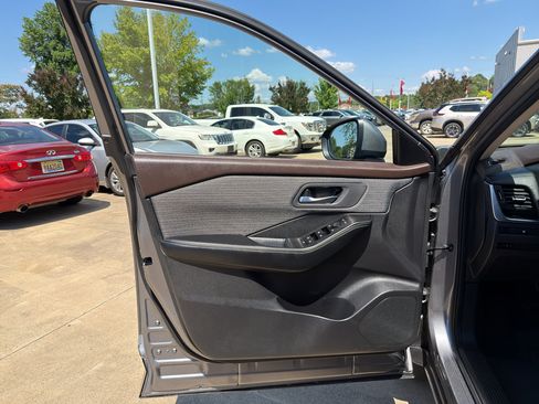 Used 2023 Nissan Rogue SV FWD image 9