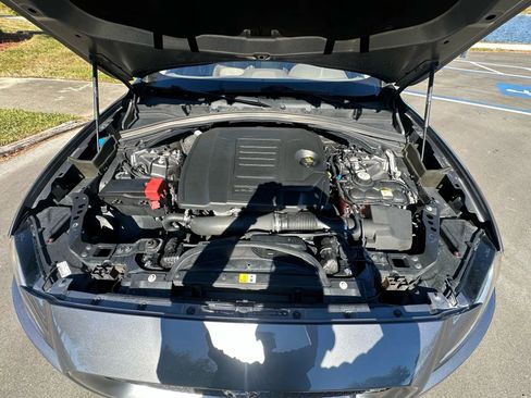 Used 2018 Jaguar F-PACE R-Sport image 47