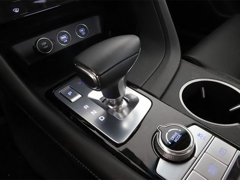 Used 2025 Genesis G70 2.5T image 21