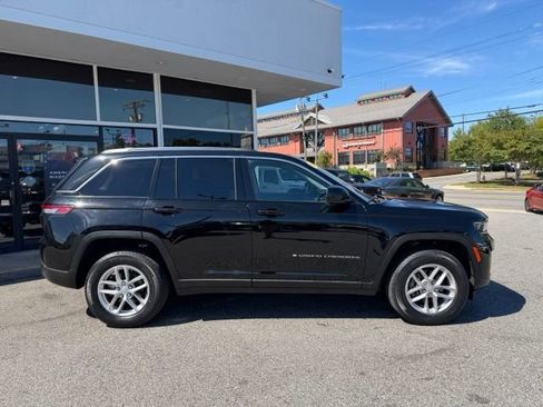 Used 2023 Jeep Grand Cherokee Laredo w/ Luxury Tech Group I AWD/4WD image 10