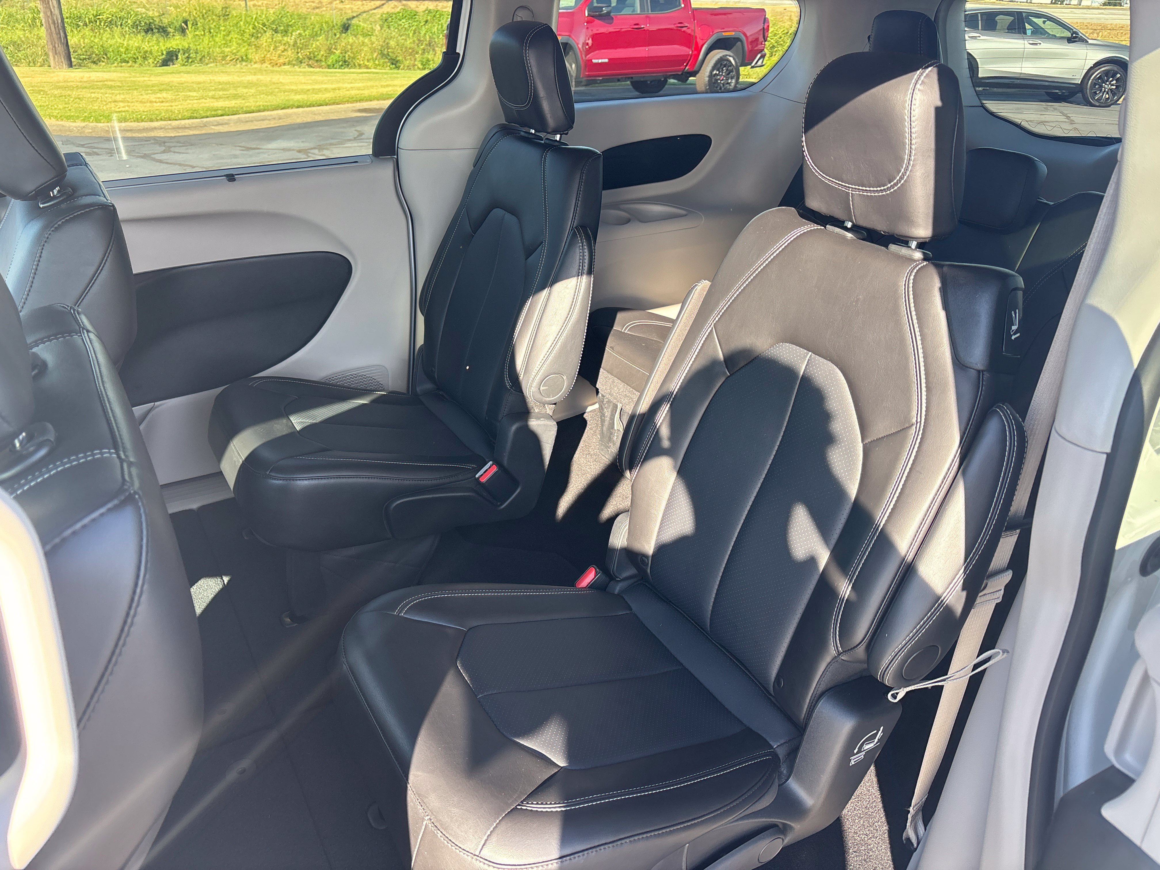Used 2024 Chrysler Pacifica Touring-L FWD image 10