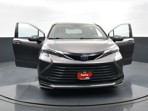 Used 2024 Toyota Sienna LE image 37