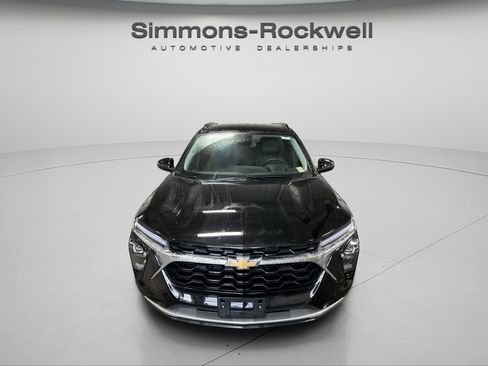 Used 2025 Chevrolet Trax LT w/ LT Convenience Package image 2