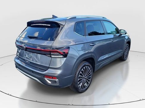 Certified 2025 Volkswagen Taos SE FWD image 32