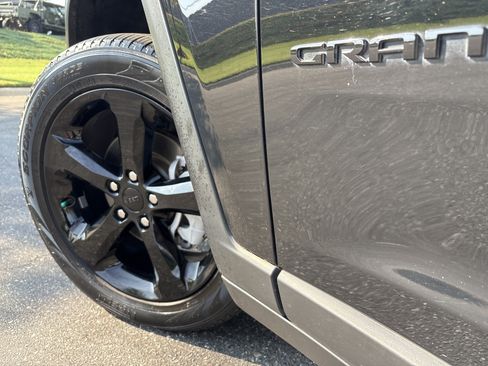 Certified 2023 Jeep Grand Cherokee Limited w/ Black Appearance Package AWD/4WD image 12