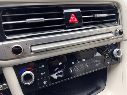 Used 2025 Genesis G70 2.5T image 65