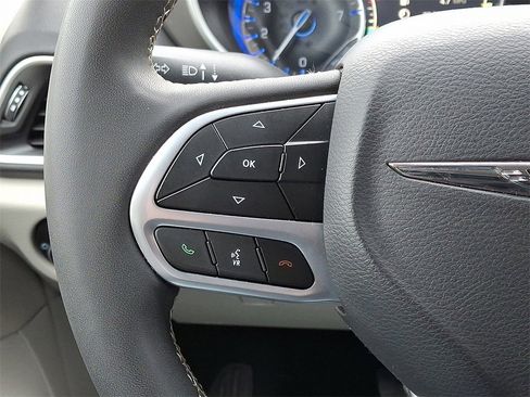 Used 2023 Chrysler Pacifica Touring-L image 21