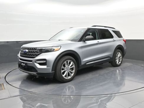 Used 2021 Ford Explorer XLT w/ Equipment Group 202A RWD image 4
