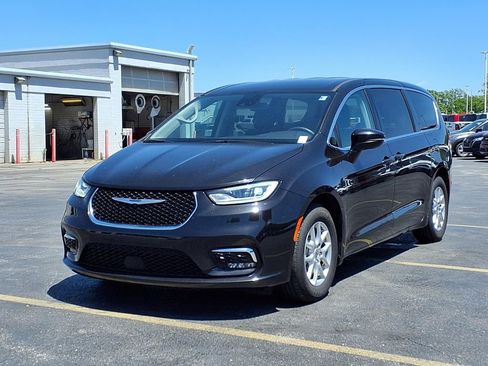 Used 2023 Chrysler Pacifica Touring-L FWD image 2