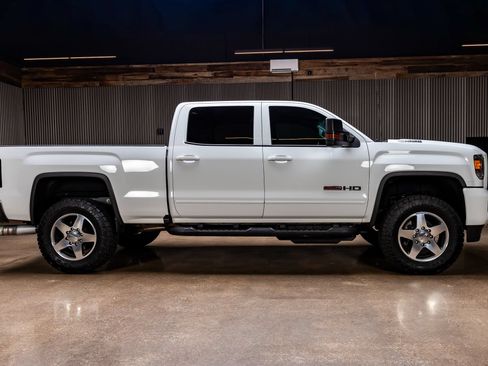 Used 2018 GMC Sierra 2500 SLT w/ Duramax Plus Package AWD/4WD image 10