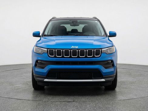 Used 2025 Jeep Compass Limited AWD/4WD image 2