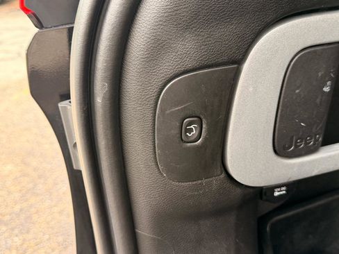 Used 2016 Jeep Cherokee Latitude w/ Comfort/Convenience Group FWD image 16
