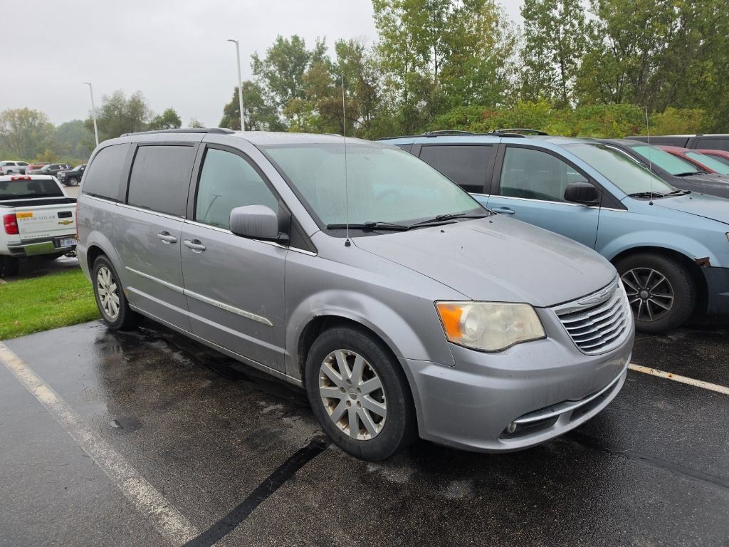 Used 2014 Chrysler Town & Country Touring FWD image 3