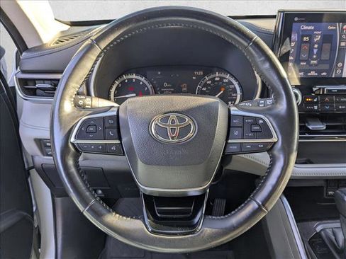 Used 2021 Toyota Highlander Limited image 17