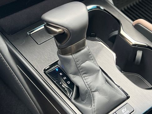 Used 2025 Lexus ES 300h w/ Premium Package image 24