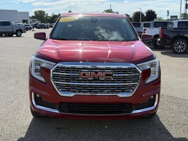 Used 2024 GMC Terrain Denali w/ Denali Premium Package AWD/4WD image 3