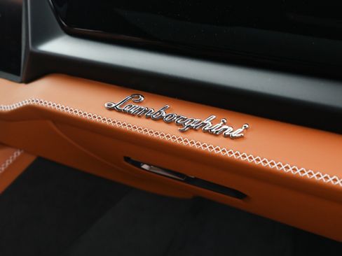 Used 2025 Lamborghini Urus SE AWD/4WD image 16