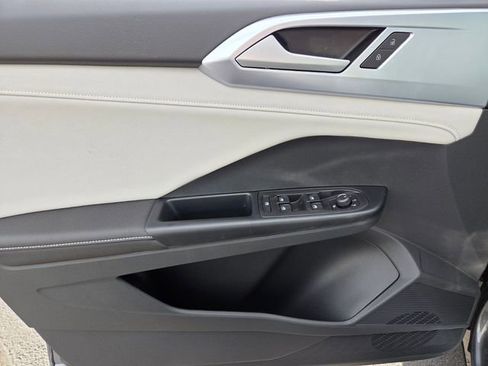 New 2026 Volkswagen Taos SE image 10