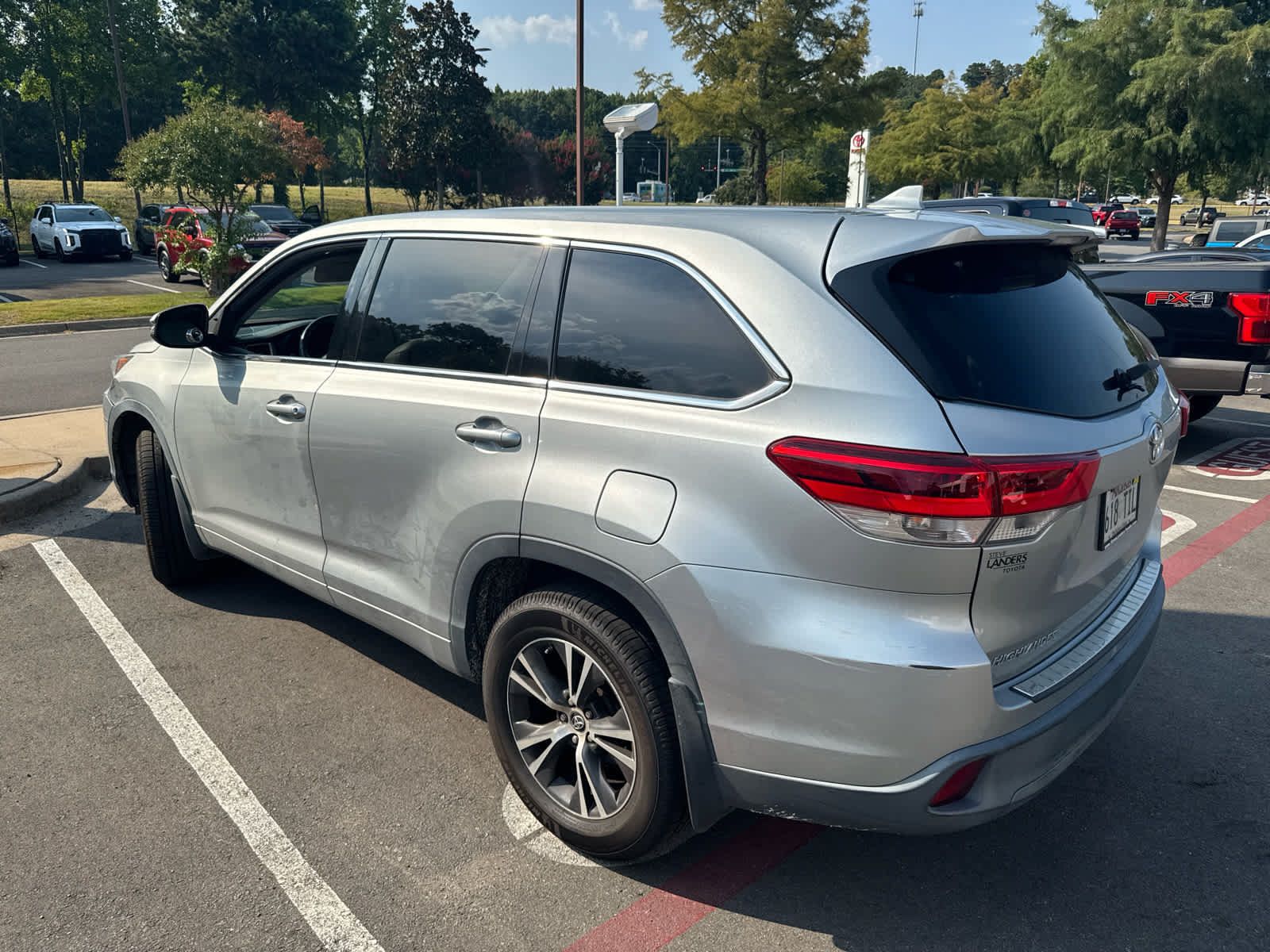 Used 2018 Toyota Highlander Plus FWD image 5