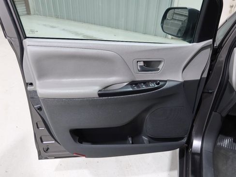 Used 2020 Toyota Sienna LE FWD image 21