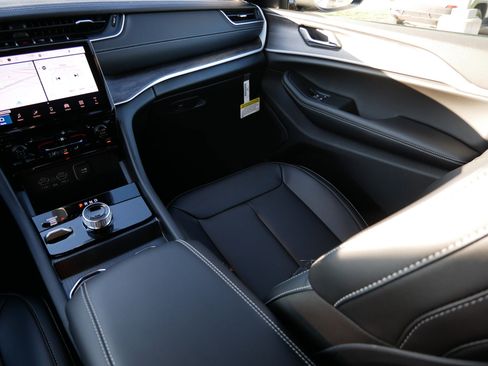 New 2025 Jeep Grand Cherokee L Limited image 11