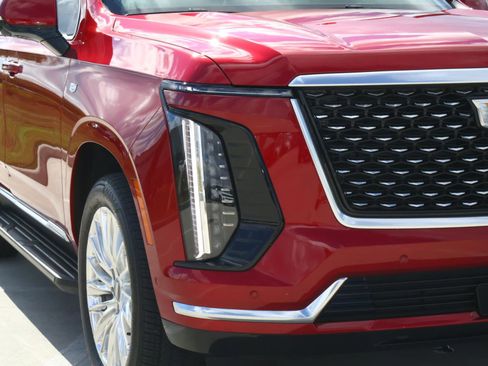 Certified 2025 Cadillac Escalade Premium Luxury w/ LPO, Floor Liner Package image 9