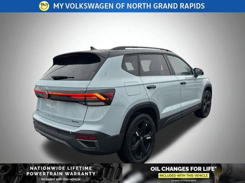 New 2026 Volkswagen Taos SE image 3