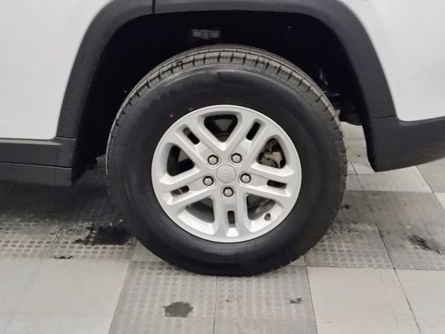 Used 2022 Jeep Grand Cherokee Laredo w/ Luxury Tech Group I image 13