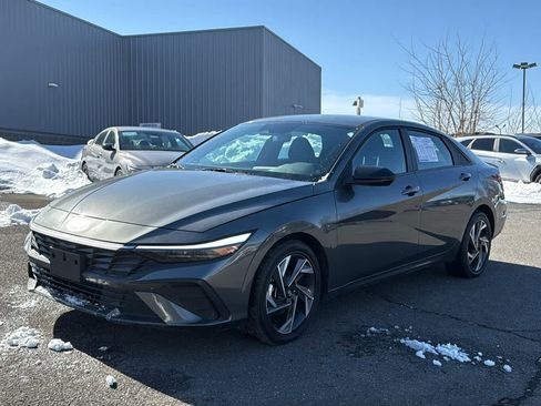 Used 2025 Hyundai Elantra SEL image 3