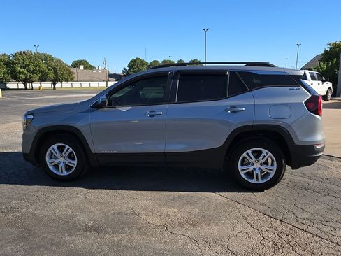 Used 2024 GMC Terrain SLE w/ Driver Convenience Package image 6