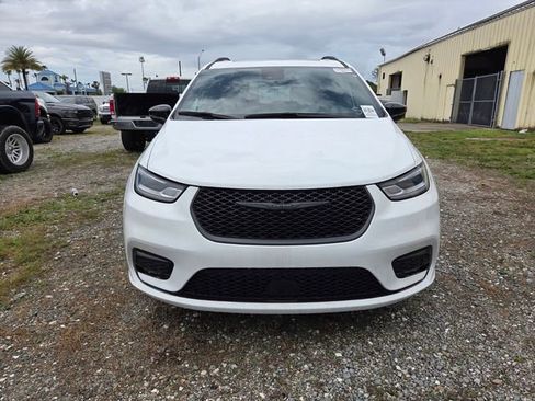 Used 2025 Chrysler Pacifica Limited FWD image 2
