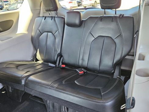Used 2023 Chrysler Pacifica Touring-L image 9
