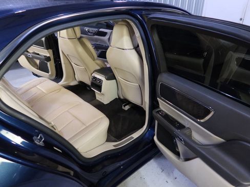 Used 2017 Lincoln Continental Select image 14