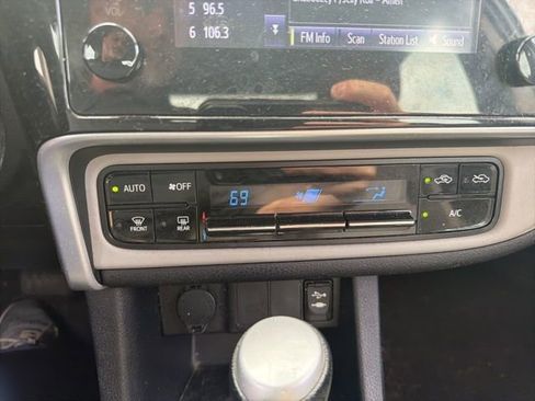 Used 2018 Toyota Corolla LE image 18