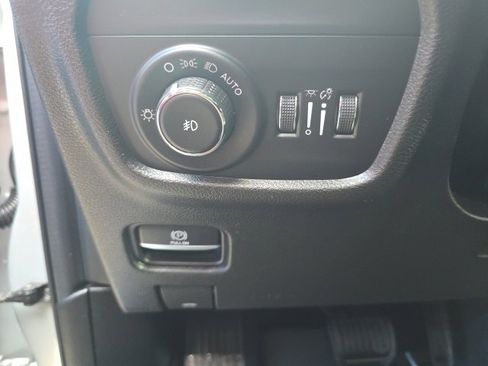 Used 2022 Jeep Grand Cherokee Limited image 19