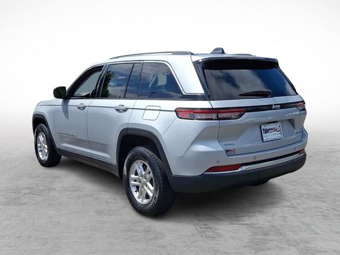Used 2022 Jeep Grand Cherokee Laredo w/ Luxury Tech Group I AWD/4WD image 3
