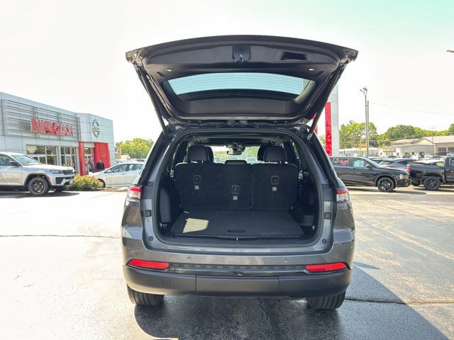 Used 2022 Jeep Grand Cherokee Altitude AWD/4WD image 9