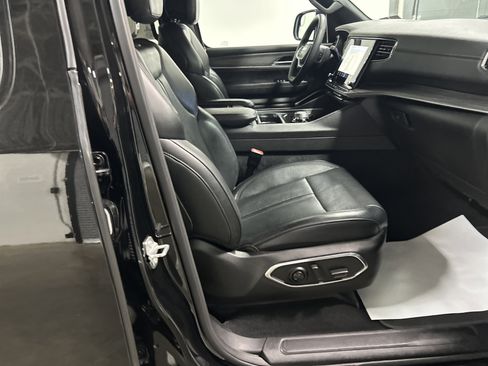 Used 2023 Jeep Wagoneer L Series II image 34