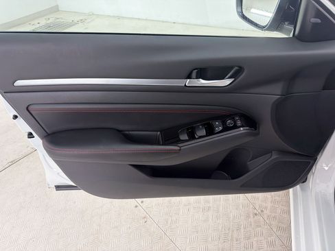 Used 2023 Nissan Altima 2.5 SR FWD image 13
