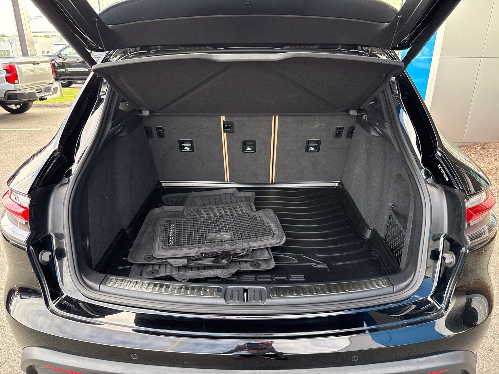 Used 2023 Porsche Macan Turbo AWD/4WD image 14