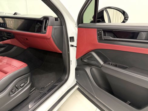 Certified 2025 Porsche Cayenne GTS image 23