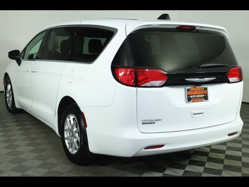 Used 2023 Chrysler Voyager LX FWD image 14