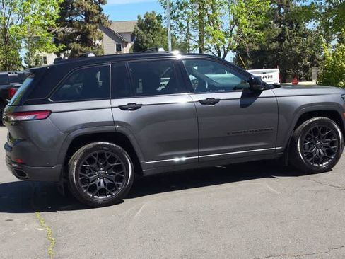 Used 2025 Jeep Grand Cherokee Summit w/ Obsidian Package AWD/4WD image 9